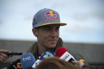 El piloto de Suzuki Maverick Viñales  ha pilotado el avión de combate F-18 de la Base Aérea de Zaragoza, con el que ha pasado del asfalto del circuito de MotorLand, donde competirá el próximo domingo en MotoGP, al cielo de Aragón. Viñales, cuyo nombre, Maverick, se debe al fervor que sentía su padre, Ángel, por el protagonista de la película "Top Gun" que protagonizaba Tom Cruise, y en el que interpretaba el papel de un piloto de combate, ha logrado hoy hacer realidad otra de sus pasiones al subirse a un caza del ejército español.