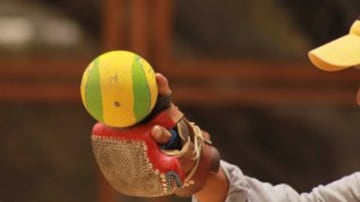 Distinto del mítico juego de pelota prehispánico, también practicado por los mixtecos, se mantiene vigente hoy en día. Consiste en golpear una pelota de hule, usualmente forrada con piel de venado, y no dejarla caer al suelo. Para protegerse las manos, los jugadores suelen utilizar guantes que pueden llegar a pesar seis kilos. México suele presentar este deporte en cada edición de los Juegos Mundiales Indígenas.