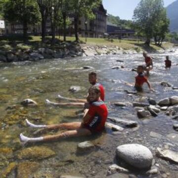 Los jugadores del Espanyol, este jueves, en el río Garona.