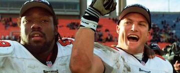 John Lynch con su compañero de la histórica defensa de los Tampa Bay Bucaneers, Warren Sapp.