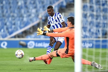 Alexander Isak con Thibaut Courtois.