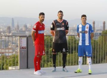La presentación de la nueva equipación del Espanyol fue en una piscina.