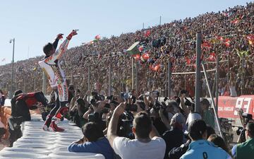 El piloto español Marc Marquez (Repsol Honda) celebra el campeonato del mundo por cuarta vez en la categoría MotoGP tras entrar tercero en el circuito Ricardo Tormo de Cheste