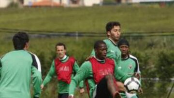 <b>UNO U OTRO. </b>Diop y Bolado, en la imagen junto a Tchité y Pinillos, no coincidirán de inicio sobre La Rosaleda de Málaga.