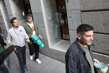 Revolución en las redes: cazan a Rosalía a su entrada a ‘La Revuelta’ con un par de invitados sorpresa