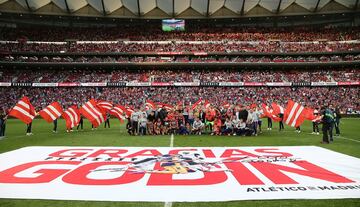 Godín recibió el homenaje de su hinchada. Le pasó el brazalete a Koke y Luiz Pereira le dio una placa con sus partidos de rojiblanco.