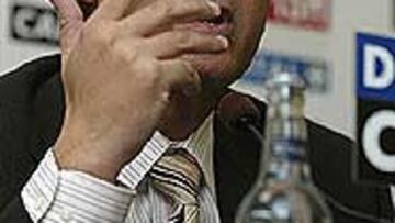 <B>ENFADADO</b>. Manzano respondió malhumorado a las preguntas de los periodistas sobre el buen juego de Movilla en la final de la Copa del Rey.