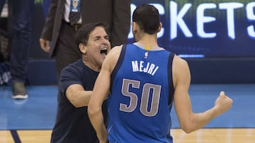 Mark Cuban y Salah Mejri, en una imagen de archivo.