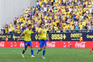 Rubén Sobrino celebra el 3-2 para el Cádiz.