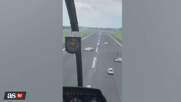 De locos: impiden el aterrizaje de un avión español cruzando coches en la pista