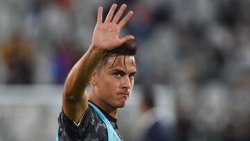 Paulo Dybala, jugador de la Juventus, calienta antes de un partido.