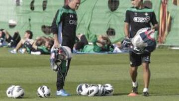 Pepe Mel y Juanito durante el entrenamiento del Betis. 