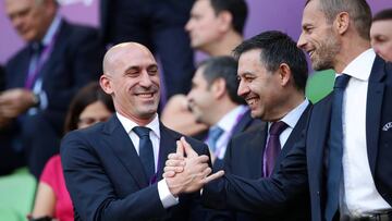 Luis Rubiales saluda a Ceferin en presencia de Bartomeu, el sábado pasado.