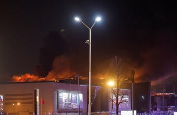 El Crocus City Hall, a las afueras de Moscú, en llamas tras el atentado perpetrado por un grupo de personas vestidas camuflaje y armas de asalto.