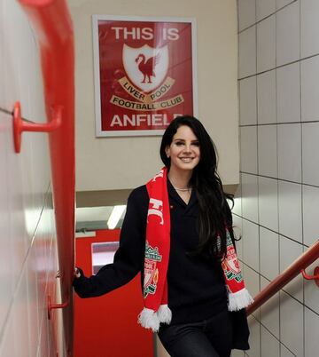 La cantante estadounidense tiene en el Liverpool su gusto por el fútbol, también se le ha visto por Anfield apoyando a los Reds. 