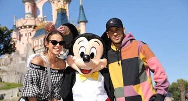 Neymar and Mickey Mouse party in Disneyland Paris