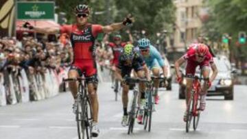 El belga Philippe Gilbert (izquierda) celebra su victoria por delante del español del Movistar Alejandro Valverde.