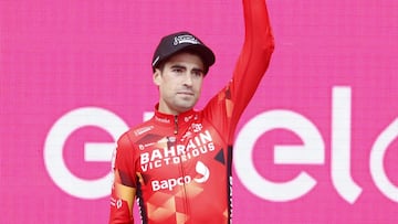 Mikel Landa, en el podio final del Giro, en la Arena de Verona. 