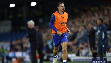 Everton's English midfielder #18 Jack Grealish warms up during the English Premier League football match between Leeds United and Everton at Elland Road in Leeds, northern England on August 18, 2025. (Photo by Darren Staples / AFP) / RESTRICTED TO EDITORIAL USE. No use with unauthorized audio, video, data, fixture lists, club/league logos or 'live' services. Online in-match use limited to 120 images. An additional 40 images may be used in extra time. No video emulation. Social media in-match use limited to 120 images. An additional 40 images may be used in extra time. No use in betting publications, games or single club/league/player publications. /