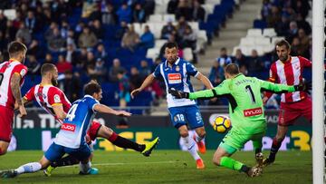 BARCELONA, SPAIN - DECEMBER 11:  David Timor of Girona FC scores the opening goal during the La Liga match between RCD Espanyol and Girona FC at RCDE Stadium on December 11, 2017 in Barcelona, Spain.  (Photo by Alex Caparros/Getty Images)