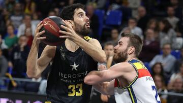 GRAFCAN2922. LA LAGUNA (TENERIFE), 27/04/2019.- Los jugadores del Iberostar Tenerife, Javier Beirán, y del Morabanc Andorra, David Jelinek, durante el partido entre ambos clubes disputado este sábado en el Santiago Martón en la 29 jornada de la Liga Endesa. EFE/ Cristóbal García