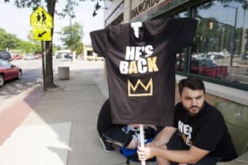 "Ha vuelto", se lee en la camiseta que se vendía en las cercanías del estadio de la Universidad de Akron donde tuvo lugar la ceremonia de bienvenida a LeBron.