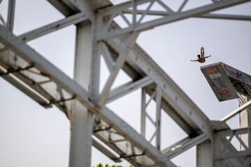 El mexicano Jonathan Paredes salta desde la plataforma de 27.5 metros de altura.