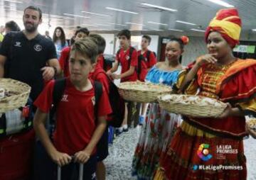 Recibimiento de los equipos en el aeropuerto.