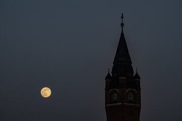 Entre este 7 y 8 de abril tiene lugar la Superluna rosa de abril. Es un fenómeno que hace que este satélite se vea un 14% más grande y un 29,2% más brillante. Esto ocurre  porque coincide con el momento de máximo acercamiento del satélite a la Tierra.
