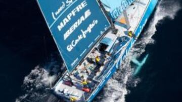 AL ACECHO. El 'Telefónica' de Iker Martínez es segundo en la Volvo Ocean Race por detrás del 'Camper'