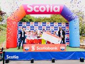 Escuela Santa Cruz se lució en Santiago