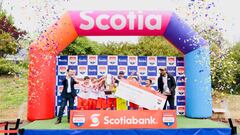 Escuela Santa Cruz se lució en Santiago