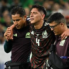 Edson Álvarez llegó en muletas a la concentración de la Selección Nacional de México
