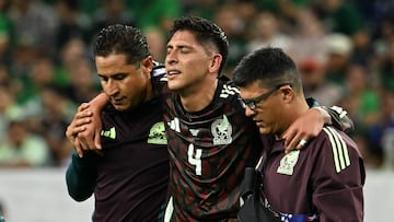 Edson Álvarez llegó en muletas a la concentración de la Selección Nacional de México