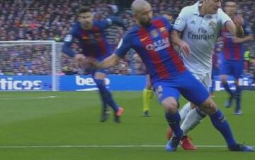 Mascherano knocks Lucas Vázquez over in the box