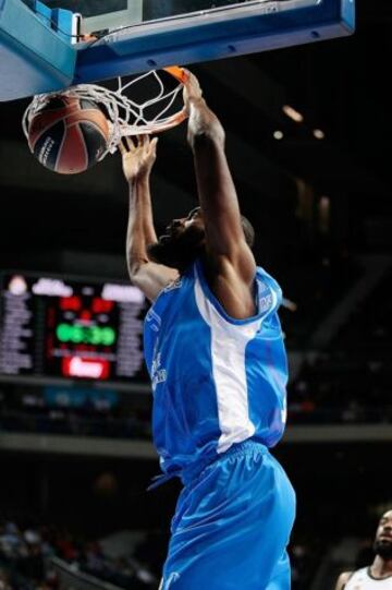 Lawal (Dinamo Sassari) machacó en el Palacio y fue la mejor jugada de la cuarta jornada.