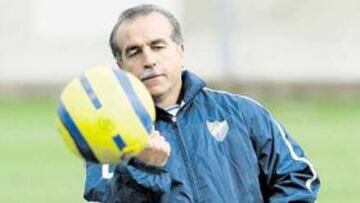 <b>EXIGENTE. </b>Antonio Tapia, ayer en el entrenamiento del Málaga.