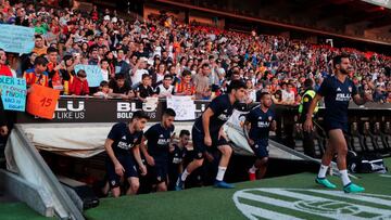 Los jugadores saltan a Mestalla.