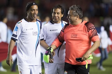 El Estadio Corregidora reunió a grandes ex Estrellas de América y de Europa, por ello te presentamos las mejores imágenes que dejó este duelo.