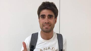 Mikel Landa posa en la firma con su nuevo equipo.