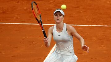 La tenista ucraniana Elina Svitolina devuelve una bola durante su partido ante Carla Su¨¢rez en el Mutua Madrid Open.