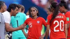 Chile&#039;s coach Jose Letelier (L) speaks to Chile&#039;s defender Su Helen Galaz (C) and Chile&#039;s forward Daniela Zamora during the France 2019 Women&#039;s World Cup Group F football match between USA and Chile, on June 16, 2019, at the Parc des Princes stadium in Paris. (Photo by Lionel BONAVENTURE / AFP)