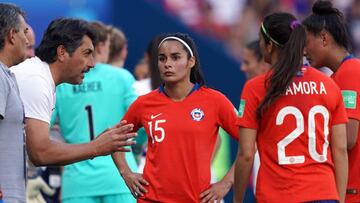 Chile&#039;s coach Jose Letelier (L) speaks to Chile&#039;s defender Su Helen Galaz (C) and Chile&#039;s forward Daniela Zamora during the France 2019 Women&#039;s World Cup Group F football match between USA and Chile, on June 16, 2019, at the Parc des Princes stadium in Paris. (Photo by Lionel BONAVENTURE / AFP)