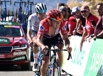 Ayuso, a rueda de Evenepoel en La Vuelta.