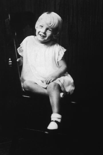 Norma Jeane Baker, mundialmente conocida como Marilyn Monroe, naci el 1 de junio de 1926. Aunque no se hizo famosa hasta varias dcadas despus, su nacimiento es importante porque Marilyn lleg a ser ms que una actriz. Se convirti en un icono de la cultura popular y es, aun hoy en da, una de las actrices ms famosas del mundo. 'La tentacin rubia'fue, adems, la segunda mujer en tener su propia productora en Hollywood, la 'Monroe Productions', aunque solo lanz una pelcula: 'El prncipe y la corista', en 1954. Falleci prematuramente en 1962 aparentemente de una sobredosis de barbitricos, pero su muerte siempre ha sido motivo de controversia.