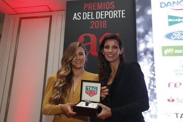 Gisela Pulido, diez veces ganadora de kitesurf y que fue galardonada ayer en la Gala de As, posa junto a Blanca Panzano, directora de la marca relojera TAGHeuer, que le entregó un reloj de la firma que representa.