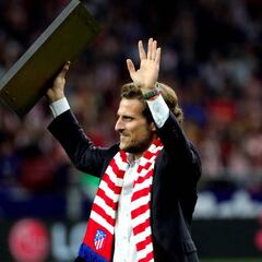 El uruguayo Diego Forlán, homenajeado antes del derbi