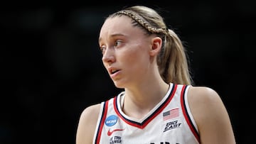 The Minnesota native with the signature braids left the court to a standing ovation and a lot of love from her teammates.
