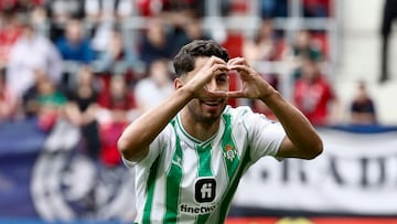 PAMPLONA, 05/05/2024.- El jugador del Real Betis Ayoze Pérez celebra tras marcar el 0-1 durante partido de la jornada 34 de la Liga EA Sports que disputan Osasuna y Real Betis este domingo en el estadio de El Sadar. EFE/Jesús Diges