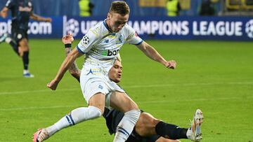 Dynamo Kyiv's Ukrainian forward #11 Vladyslav Vanat and Salzburg�s Polish defender #91 Kamil Pi?tkowski vie for the ball during the UEFA Champions League qualification 1st-leg play-off match between Dynamo Kyiv and FC Salzburg in Lublin, Poland on August 21, 2024. (Photo by Sergei GAPON / AFP)
